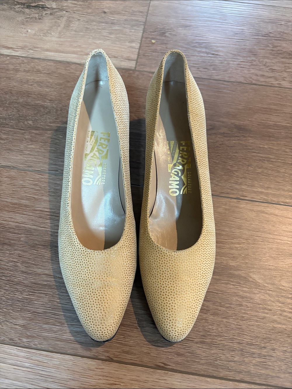 Salvatore Ferragamo Tan Textured Suede Leather Pumps Made in Italy Luxury Kitten